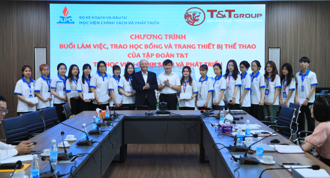 T&T GROUP tặng trang thiết bị thể thao và trao học bổng cho sinh viên Học viện Chính sách và Phát triển